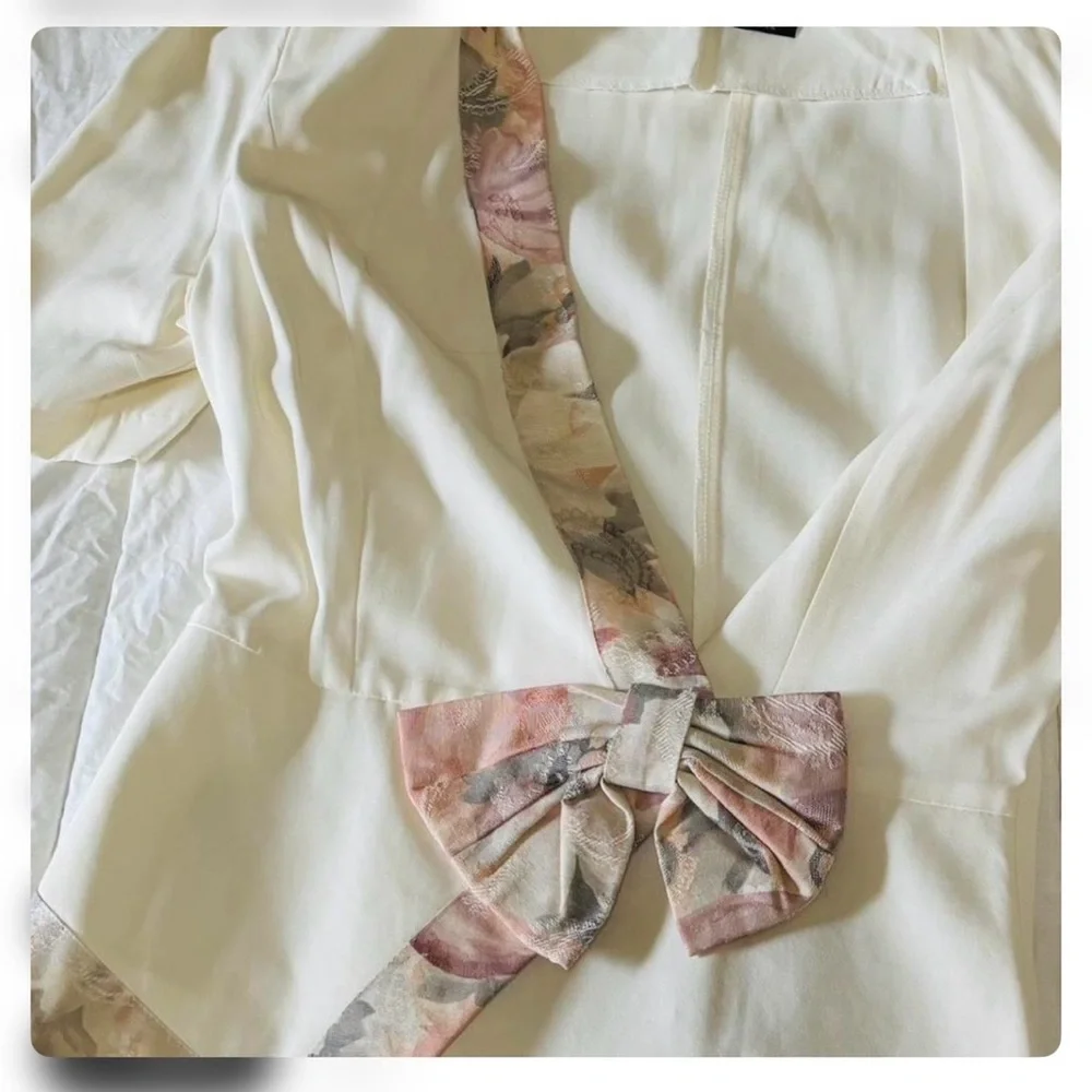 Vintage 90’s shirt with Floral Accents - Picture 3 of 15